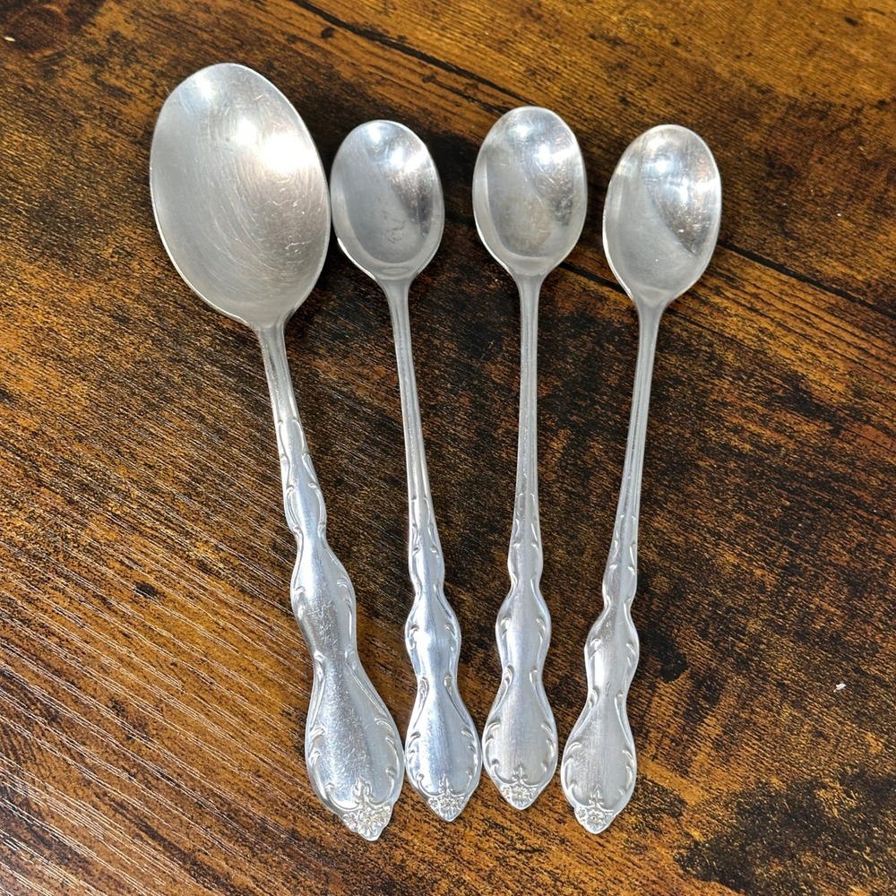 Lot of 4 VTG Wm Rogers Mfg Co Extra Silver Plated Spoons Floral‎ Scroll Flatware